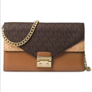 MICHAEL KORS SIGNATURE ENVELOPE CHAIN WALLET